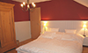 CST: Chambre avec un lit double, armoire haute, siège & une couchette
